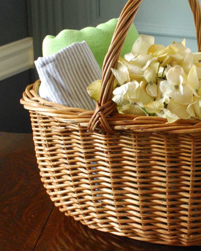 アンティーク その他の雑貨　アンティーク雑貨　見せる収納にピッタリ、しっかりと編まれたシングルハンドルのアンティークバスケット。毎日、お買い物に使われていたバスケット冷蔵庫もスーパーも車もなかった時代に、女性が持って帰れる分だけお買い物できるように作られたバスケット。(k-3394-z)