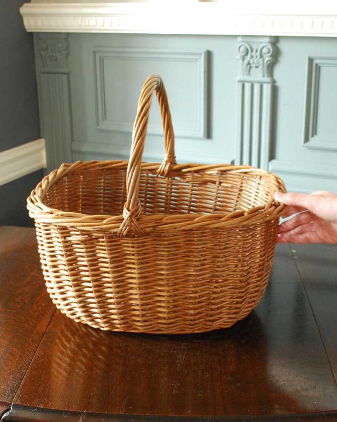 アンティーク その他の雑貨　アンティーク雑貨　見せる収納にピッタリ、しっかりと編まれたシングルハンドルのアンティークバスケット。持ち手を腕にかけて持つためのデザイン深いバルーンの形をしたバスケットは持ち手を腕に引っ掛けて持つため用のデザインです。(k-3394-z)
