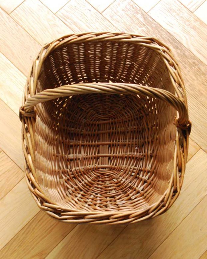 アンティーク その他の雑貨　アンティーク雑貨　見せる収納にピッタリ、しっかりと編まれたシングルハンドルのアンティークバスケット。中を見てみると･･･アンティークなので多少のキズ・汚れがある場合があります。(k-3394-z)