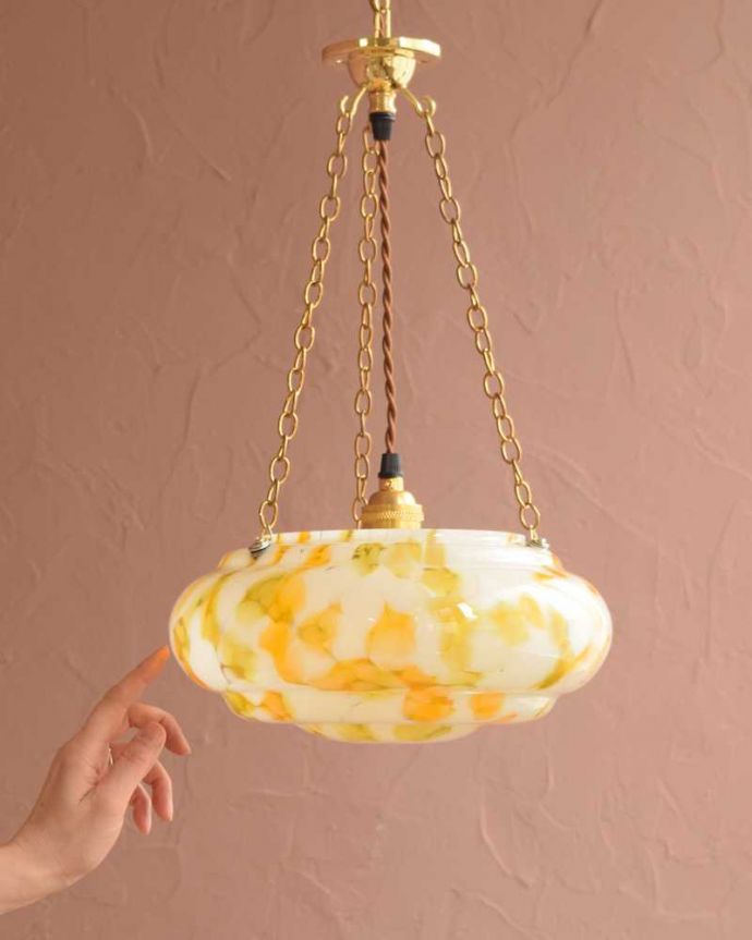 シャンデリア　照明・ライティング　マーブル模様が美しい英国輸入のアンティークハンギングボウル（Ｅ26球付）。。(k-3395-z)