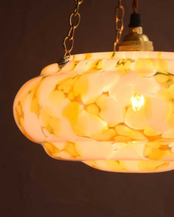 シャンデリア　照明・ライティング　マーブル模様が美しい英国輸入のアンティークハンギングボウル（Ｅ26球付）。 。(k-3395-z)