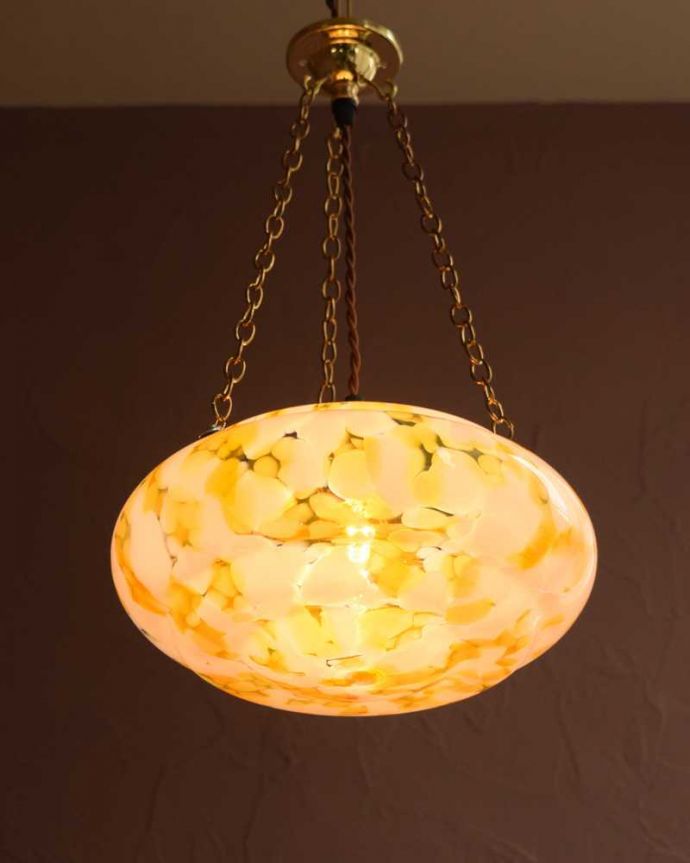 シャンデリア　照明・ライティング　マーブル模様が美しい英国輸入のアンティークハンギングボウル（Ｅ26球付）。。(k-3395-z)