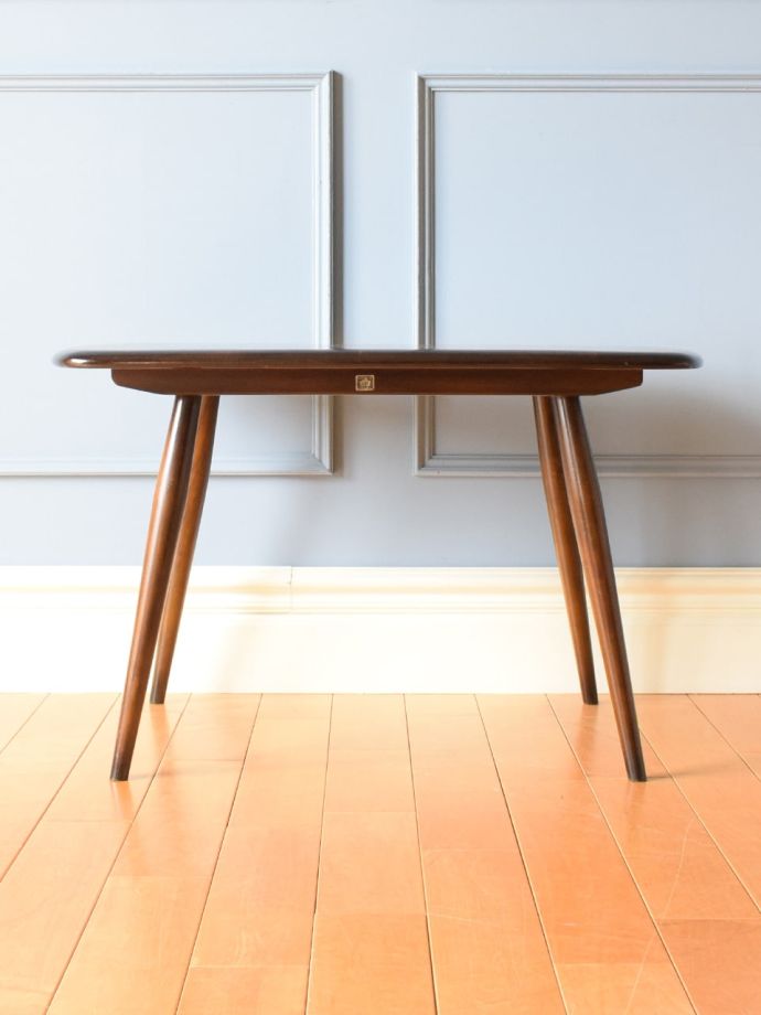 アーコールのコーヒーテーブルの側面