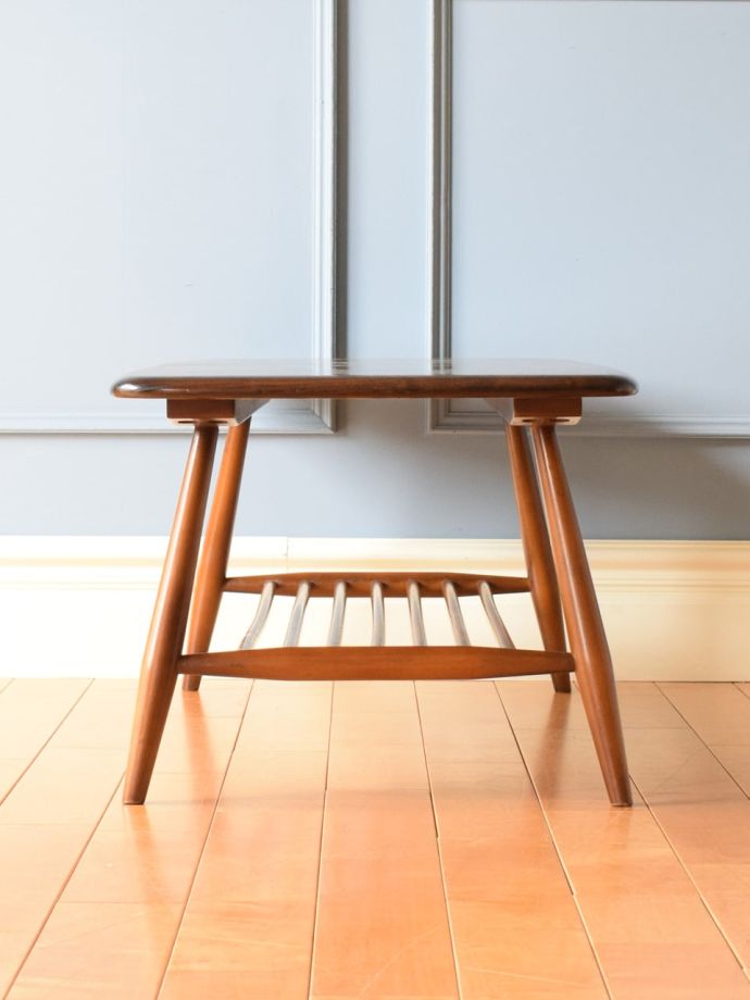 アーコールのコーヒーテーブルの側面