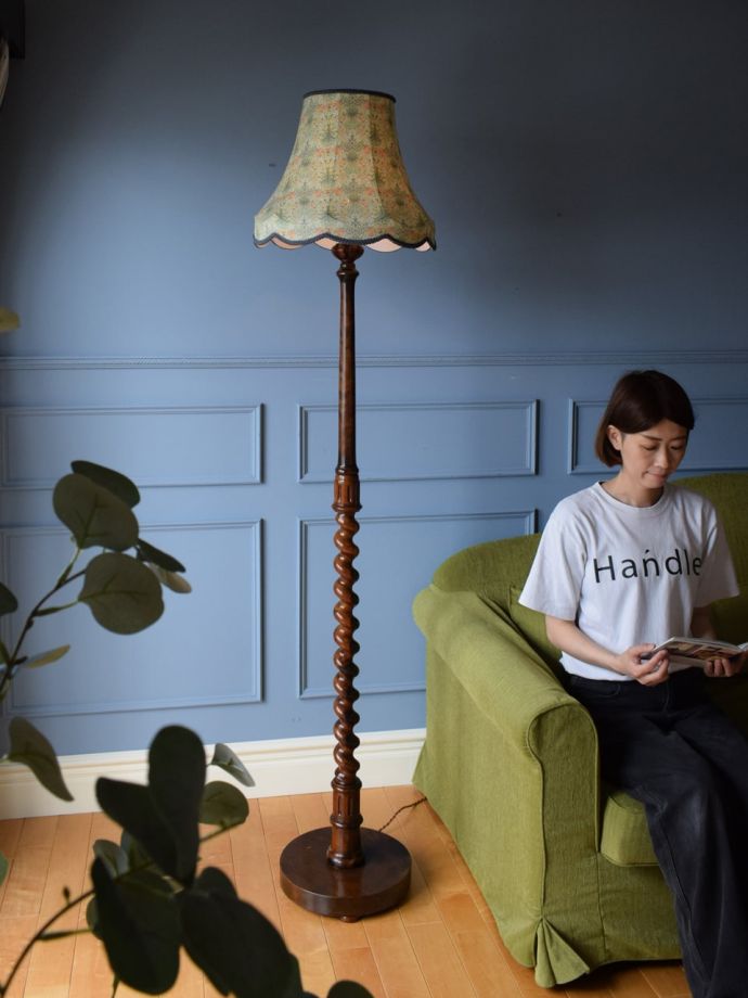 フロアランプの優しい灯り