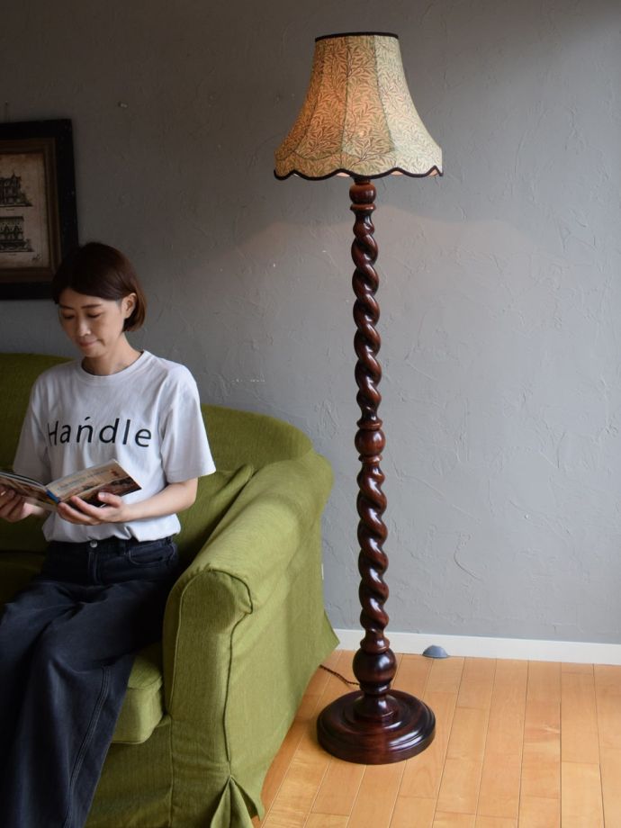 フロアランプの優しい灯り