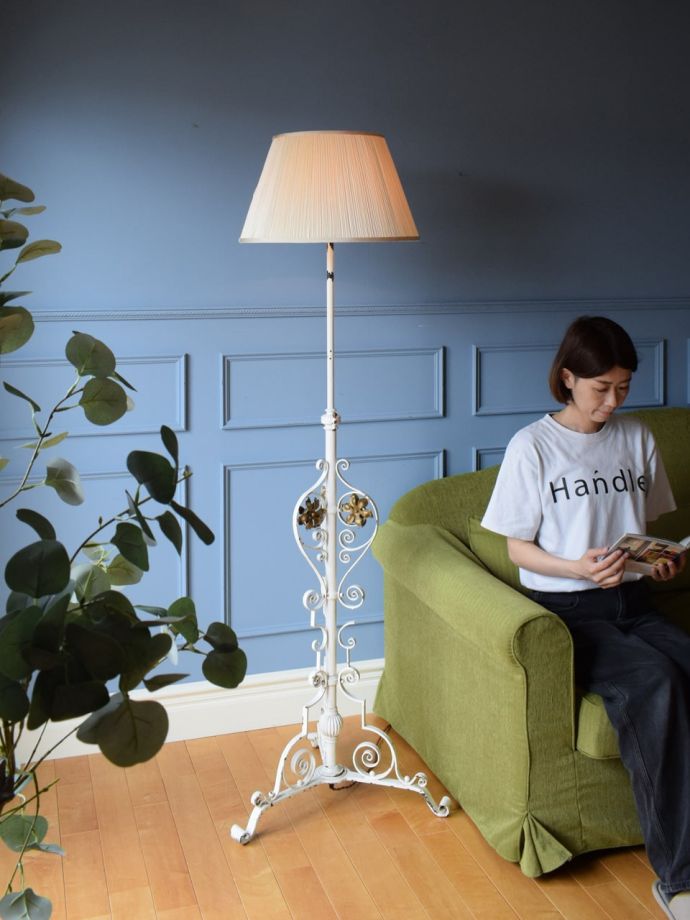 フロアランプの優しい灯り