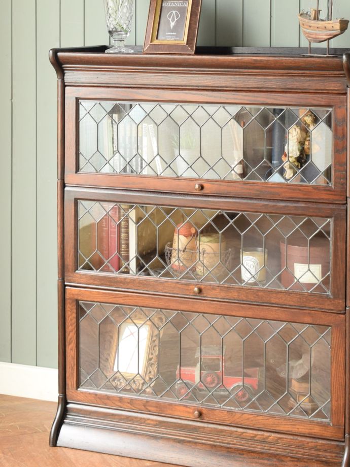 アンティーク家具らしさが漂う本棚