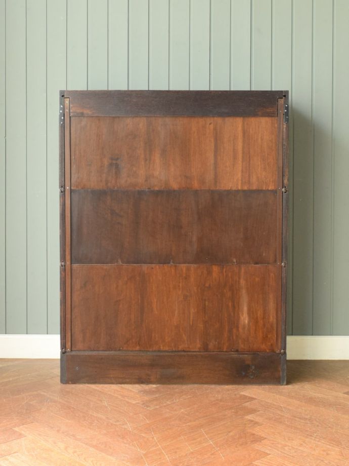 キャビネットの後ろ姿