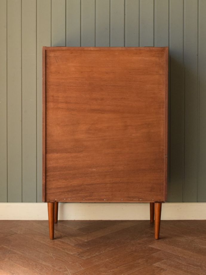 アンティークチェストの後ろ姿