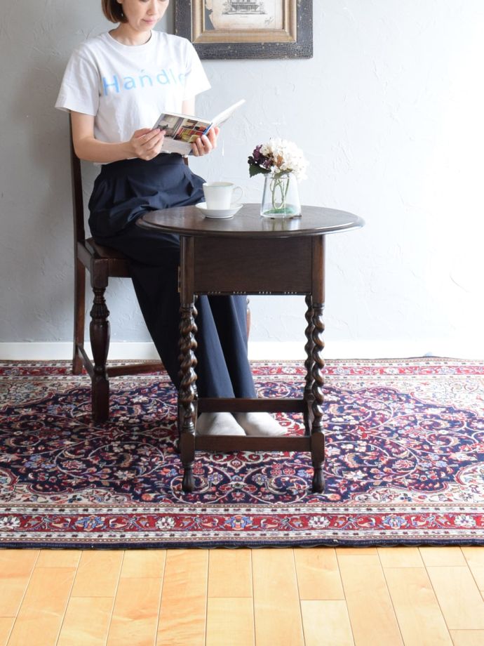 アンティークのオケージョナルテーブル