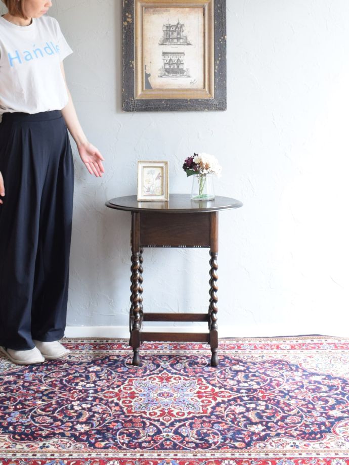 アンティークのオケージョナルテーブル