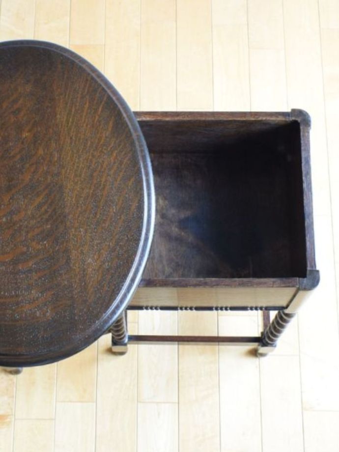 天板の下は小物入れになっています