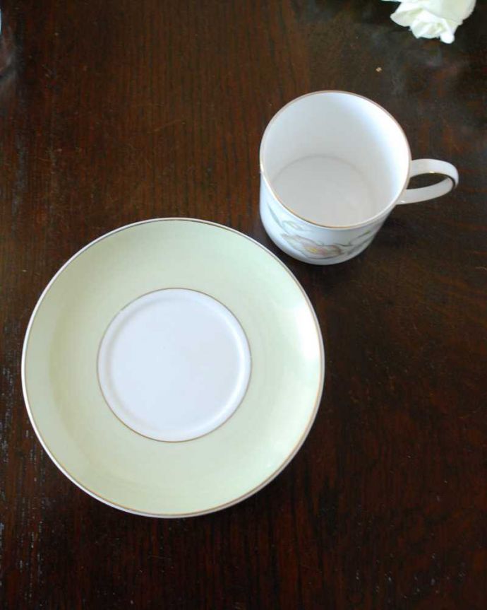 スージークーパー　アンティーク雑貨　スージークーパーのアンティークカップ＆ソーサー（ワイルドローズ）。上から見るとこんな感じです状態のいいものだけを選んでいますが、アンティークなのでキズや欠けがある場合があります。(k-3410-z)