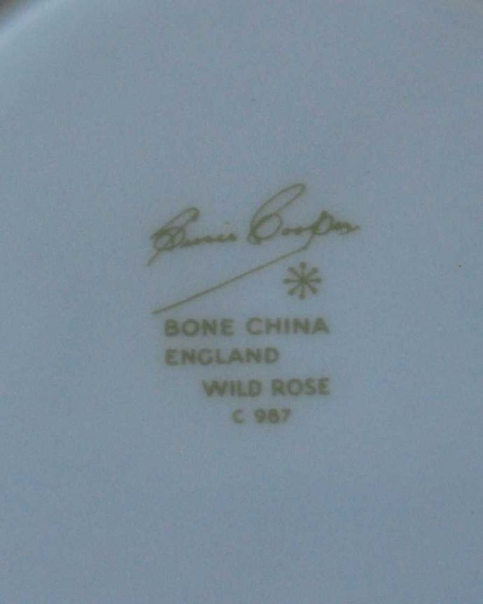 スージークーパー　アンティーク雑貨　スージークーパーのアンティークカップ＆ソーサー（ワイルドローズ）。裏側には品質の証製造メーカー保証の意味がこもった窯印、ポーセリンマークがあります。(k-3410-z)