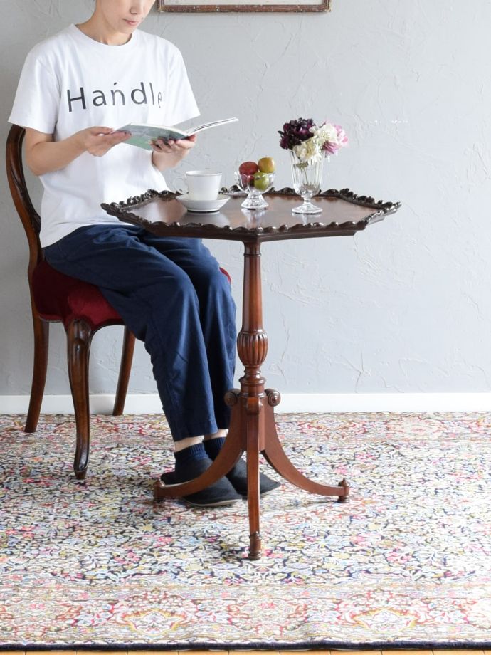 アンティークのワインテーブル