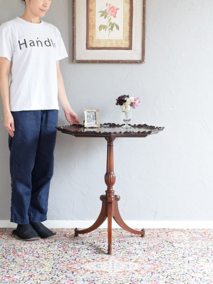 アンティークのサイドテーブル