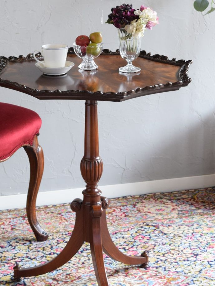 英国スタイルのアンティークテーブル
