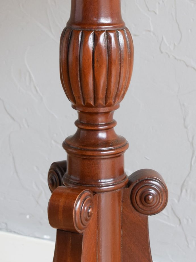 英国アンティーク家具らしい装飾