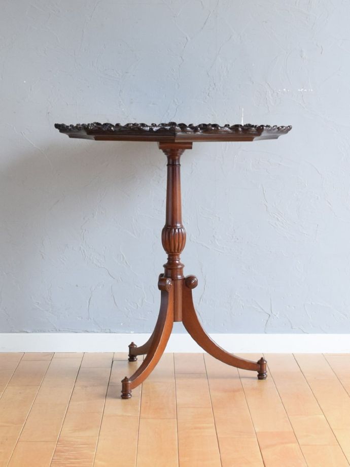 アンティークコーヒーテーブルの側面