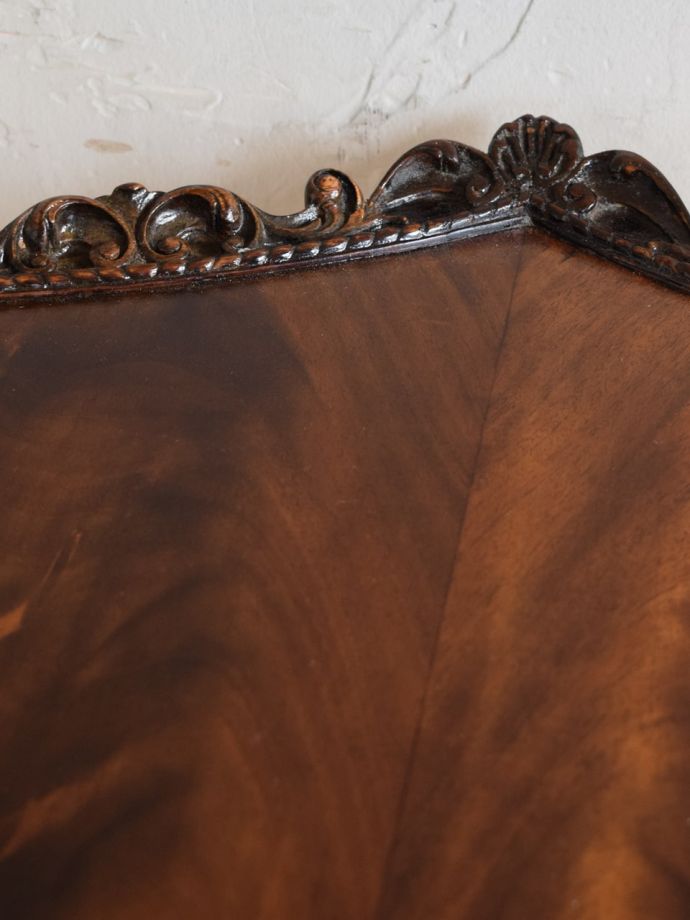 英国アンティーク家具らしい装飾