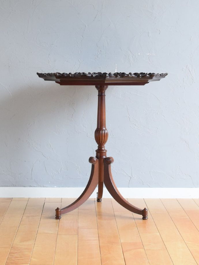 アンティークコーヒーテーブルの側面