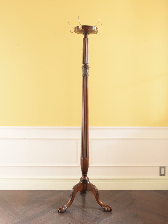 玄関を華やかにしてくれる英国らしい家具