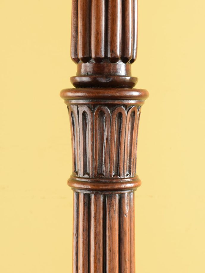 英国アンティーク家具らしい装飾