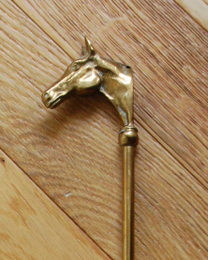 シルバーのテーブルウェア　アンティーク雑貨　イギリスから届いた馬モチーフのアンティークの真鍮靴べら（ホース）。時を重ねて作りだされたオトナ色の真鍮優しい真鍮の輝きは、時を重ねたことで作り出すことが出来るアンティークだけが持つ大人の色。(k-3417-z)