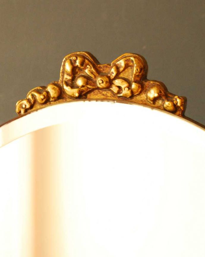 アンティーク ミラー（鏡）　アンティーク雑貨　リボンの装飾が優雅な真鍮製のアンティーク スタンドミラー（三面鏡）。見るたびにうっとりするモールディングの美しさ煌びやかなモールディングの縁取りが美しいアンティークのミラーは、覗き込む度に女性だったら誰もがワクワクしちゃう美しいデザインが一番の魅力です。(k-3421-z)