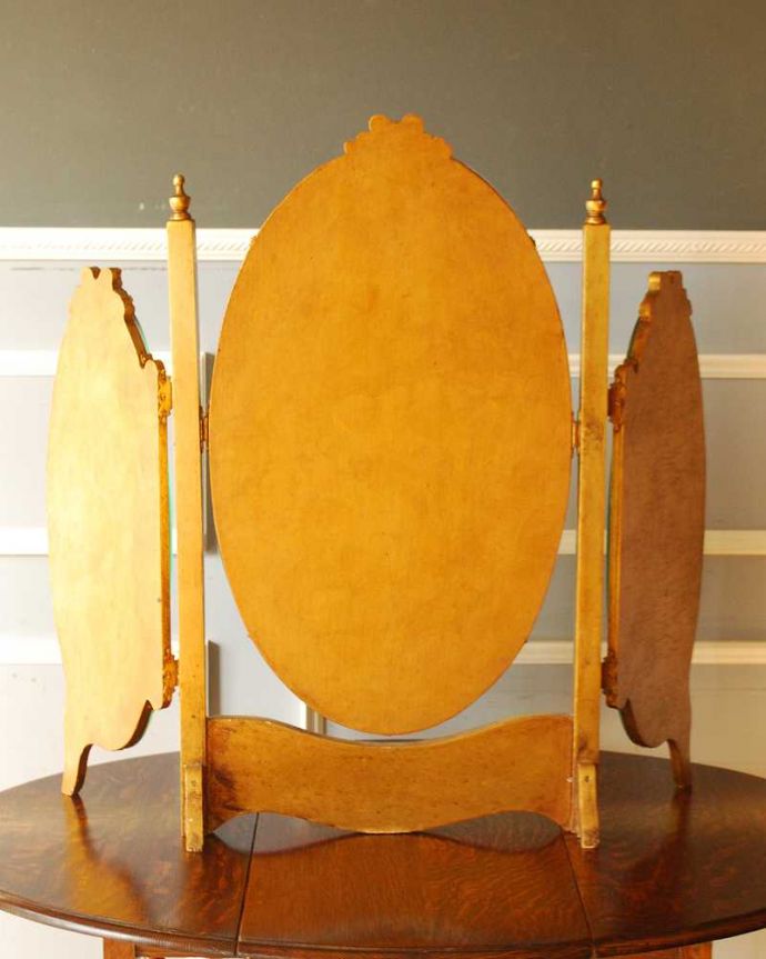 アンティーク ミラー（鏡）　アンティーク雑貨　リボンの装飾が優雅な真鍮製のアンティーク スタンドミラー（三面鏡）。裏側を見てみると…アンティークなので多少のキズ・汚れがある場合がありますがキレイなものを買い付けてきたのでご了承下さい。(k-3421-z)