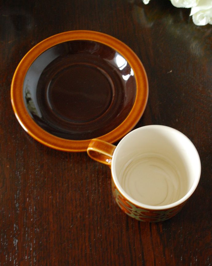 Hornsea(ホーンジー) アンティーク雑貨 ホーンジー社「ブロンテ」シリーズ、カップ&ソーサーセット(HORNSEA)。上からのぞいてみると・・・アンティークのため、多少の欠け・傷がある場合がありますが、使用上問題がないものだけを選んできたので、ご了承下さい。(k-3423-z)