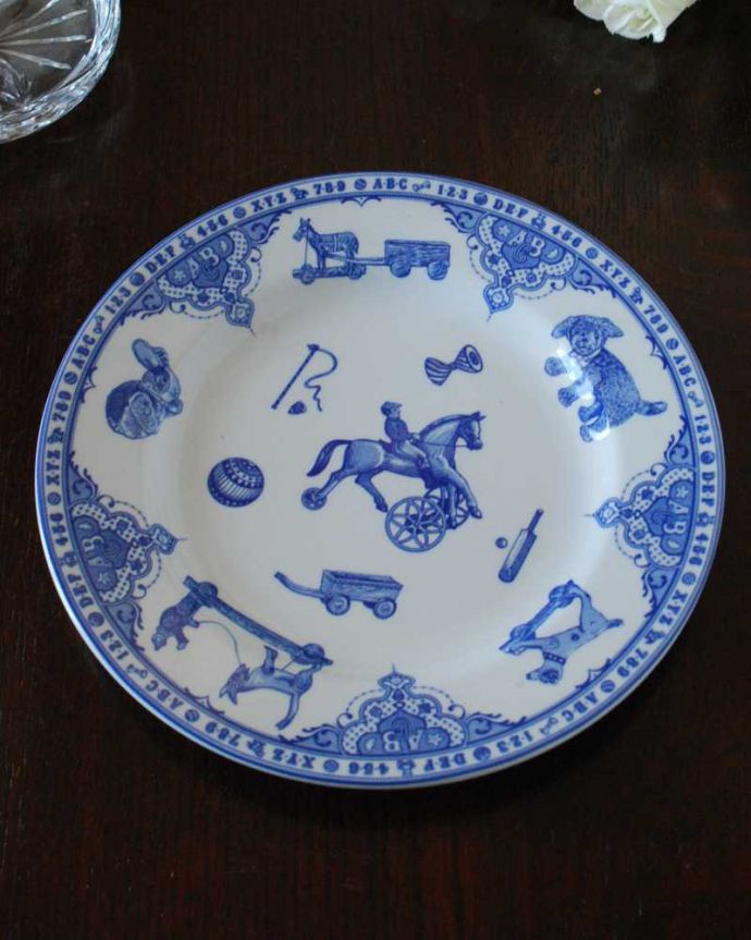 アンティーク 陶磁器の雑貨　アンティーク雑貨　スポード窯のエドワーディアンチャイルドフッドのアンティークプレート（SPODE）。上から見るとこんな感じです状態のいいものだけを選んでいますが、アンティークなのでキズや欠けがある場合があります。(k-3428-z)