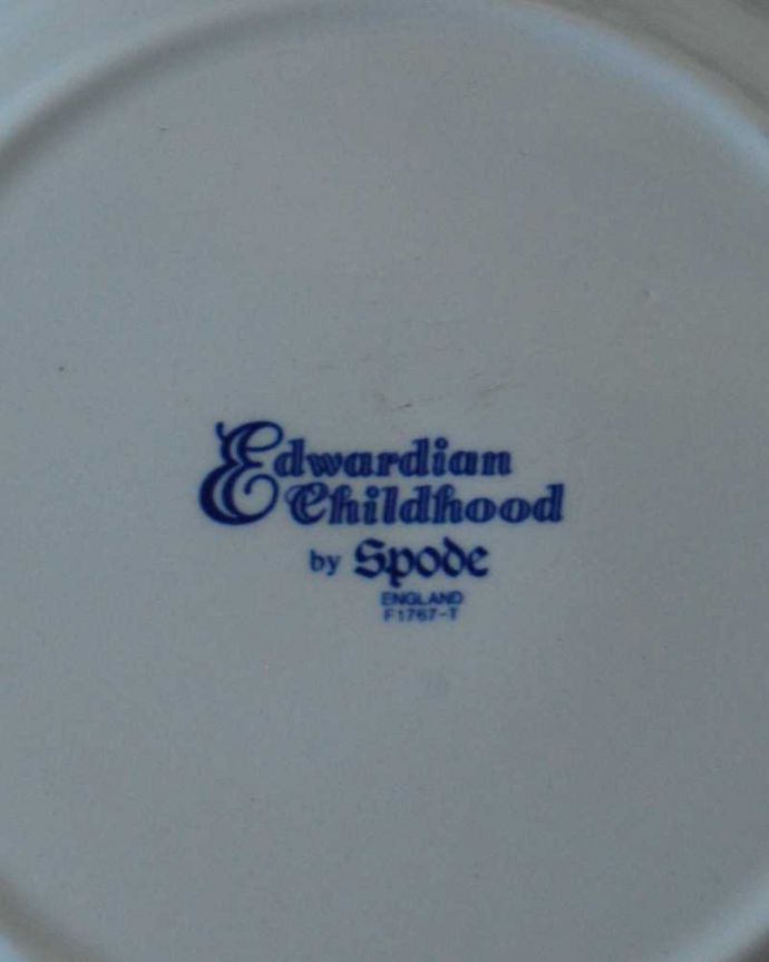 アンティーク 陶磁器の雑貨　アンティーク雑貨　スポード窯のエドワーディアンチャイルドフッドのアンティークプレート（SPODE）。裏側には品質の証製造メーカー保証の意味がこもった窯印、ポーセリンマークがあります。(k-3428-z)