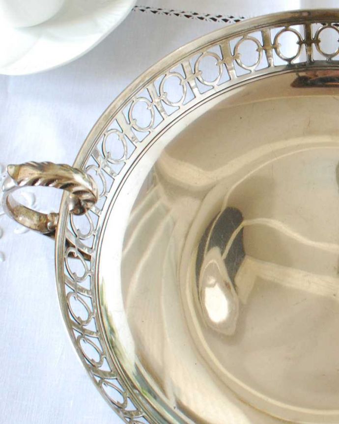 アンティーク シルバー製 アンティーク雑貨 英国の銀アイテム、透かし彫りがキレイなアンティークシルバープレートの脚付きトレイ 。センターピースとして使われた器脚が付いているケーキスタンドは、テーブルコーディネイトの中心として食卓の真ん中で華を添えるセンターピースとして使われていました。(k-3431-z)