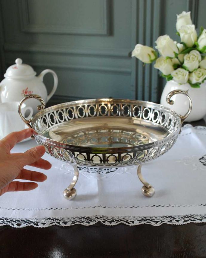 アンティーク シルバー製 アンティーク雑貨 英国の銀アイテム、透かし彫りがキレイなアンティークシルバープレートの脚付きトレイ 。たっぷり乗せて使えますホールケーキが丸ごと1台乗せれる大きさ。(k-3431-z)