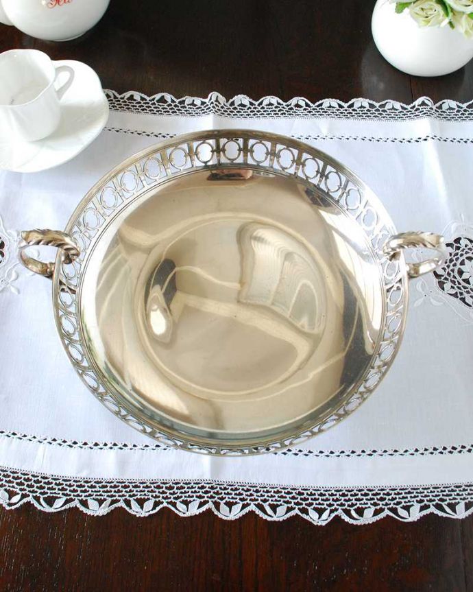 アンティーク シルバー製 アンティーク雑貨 英国の銀アイテム、透かし彫りがキレイなアンティークシルバープレートの脚付きトレイ 。上から見ると美しいデザインアンティークのため、多少の欠け・傷がある場合がありますが、使用上問題はありませんので、ご了承下さい。(k-3431-z)