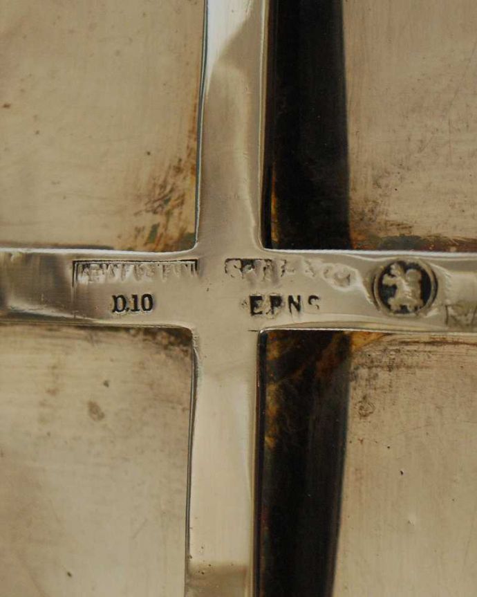 アンティーク シルバー製 アンティーク雑貨 英国の銀アイテム、透かし彫りがキレイなアンティークシルバープレートの脚付きトレイ 。裏側には品質の証刻印が入っています。(k-3431-z)