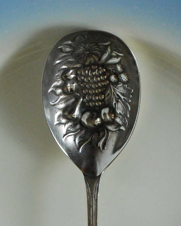 アンティーク シルバー製　アンティーク雑貨　ベリーとお花の装飾が優雅なシルバープレートのプレザーブドスプーン。実際に使える美しいシルバーのカトラリー装飾の美しさがアンティークシルバーの最大の魅力。(k-3435-z)