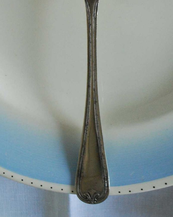 アンティーク シルバー製　アンティーク雑貨　ベリーとお花の装飾が優雅なシルバープレートのプレザーブドスプーン。上から見るとこんな形ですアンティークなので多少のキズやカケがある場合はありますが、使用上問題はありませんのでご了承下さい。(k-3435-z)