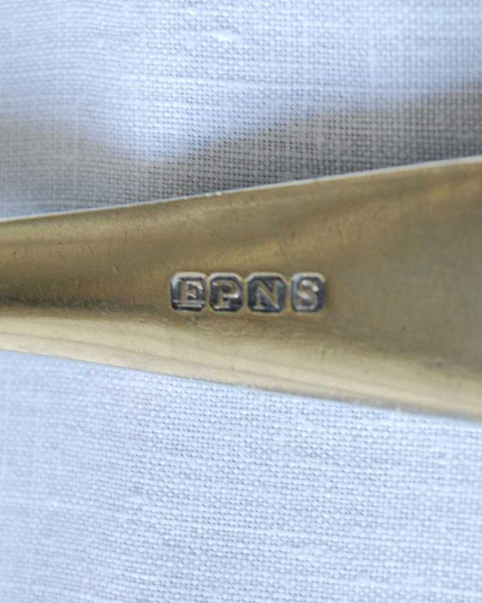 アンティーク シルバー製　アンティーク雑貨　ベリーとお花の装飾が優雅なシルバープレートのプレザーブドスプーン。裏側には品質の証ホールマークが付いていました。(k-3435-z)