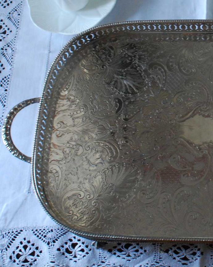 アンティーク シルバー製　アンティーク雑貨　英国の銀雑貨、アンティークシルバーのギャラリートレー（持ち手付き）。オトナの輝きを放つアンティークのサルヴァ全体に美しいエングレーヴィング（彫金）が施されているアンティークのサルヴァ。(k-3438-z)