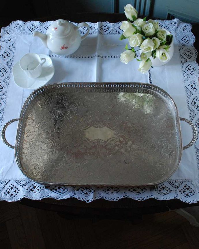 アンティーク シルバー製　アンティーク雑貨　英国の銀雑貨、アンティークシルバーのギャラリートレー（持ち手付き）。上から見るとこんな感じですアンティークなので多少のキズ・汚れがある場合がありますが、使用上問題はありませんので、ご了承下さい。(k-3438-z)
