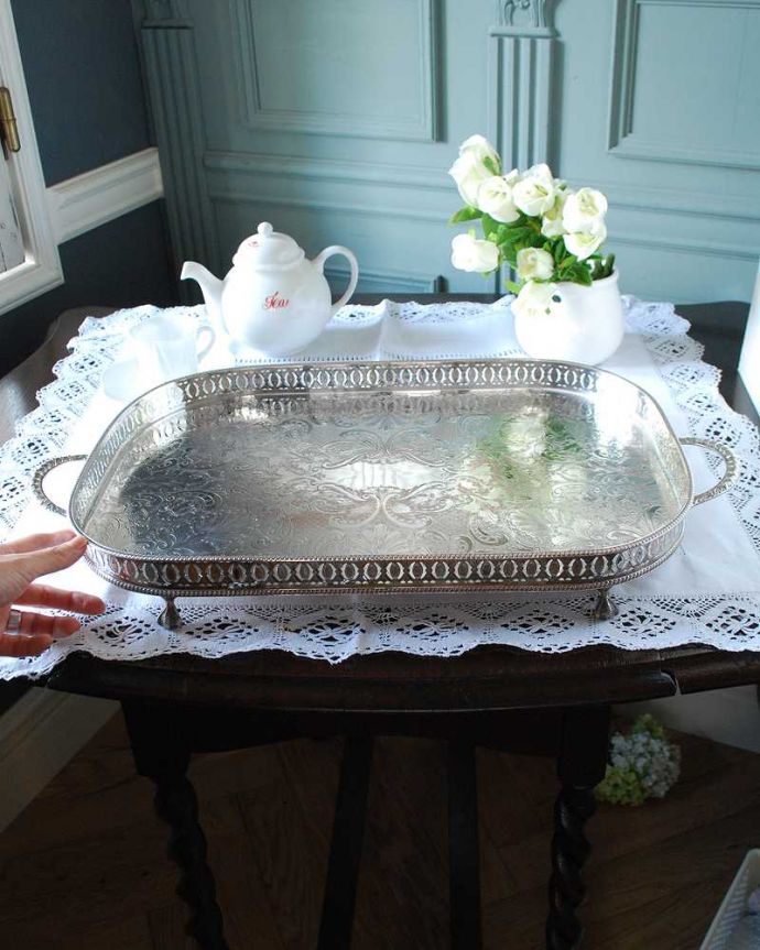 アンティーク シルバー製　アンティーク雑貨　英国の銀雑貨、アンティークシルバーのギャラリートレー（持ち手付き）。たっぷり乗せれる大きめサイズいろんなもの乗せて使える大きなトレイ。(k-3438-z)