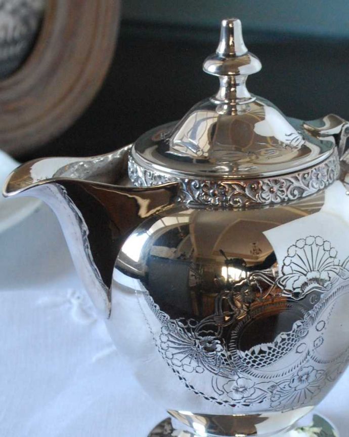 アンティーク シルバー製 アンティーク雑貨 英国アンティークシルバープレート、フタ付きのミルクポット。お茶の時間に欠かせないミルクピッチャーミルクティーが大好きな英国人が作ったシルバーのミルクピッチャーは、たっぷりミルクが注げるようにサイズが大きめです。(k-3445-z)