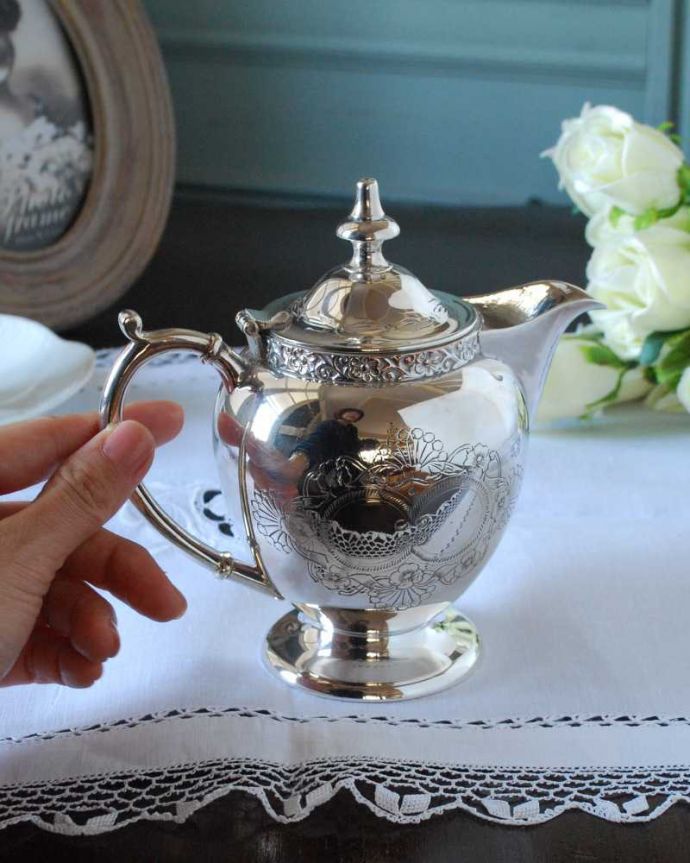 アンティーク シルバー製 アンティーク雑貨 英国アンティークシルバープレート、フタ付きのミルクポット。持ち手もしっかり付いています昔と同じようにミルクを入れて使うのはもちろん使い方は自由自在。(k-3445-z)