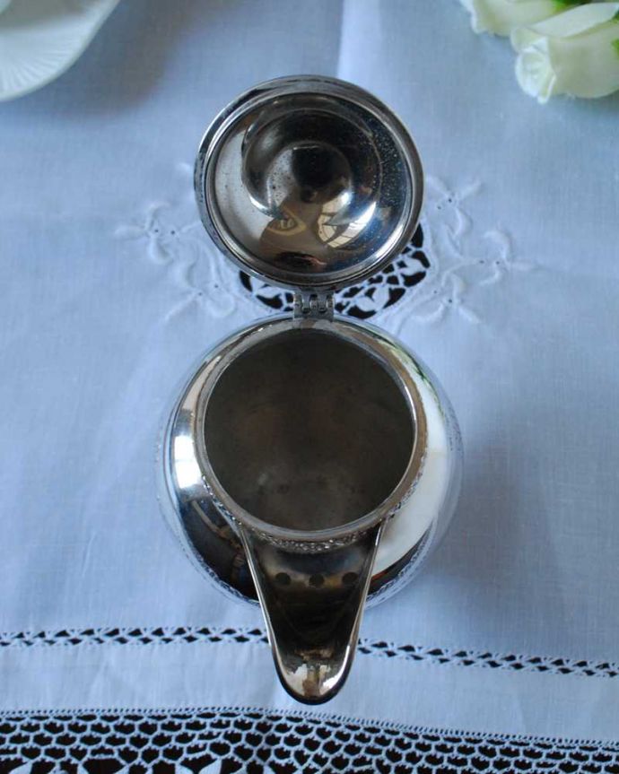 アンティーク シルバー製 アンティーク雑貨 英国アンティークシルバープレート、フタ付きのミルクポット。上から見るとこんな感じですアンティークなので多少のキズやカケがある場合はありますが、使用上問題はありませんのでご了承下さい。(k-3445-z)