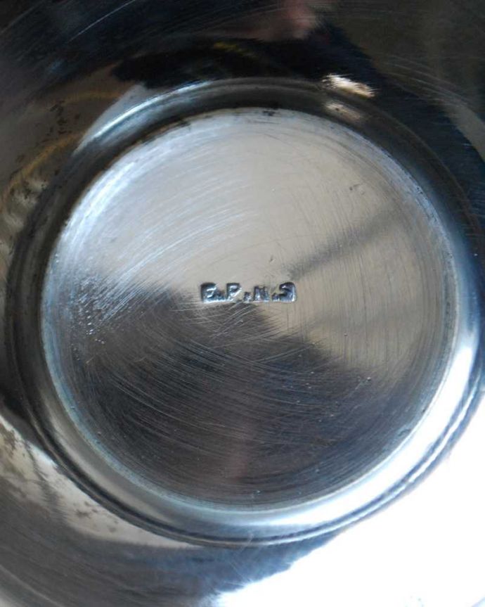 アンティーク シルバー製 アンティーク雑貨 英国アンティークシルバープレート、フタ付きのミルクポット。裏側には品質の証刻印が彫ってあります。(k-3445-z)