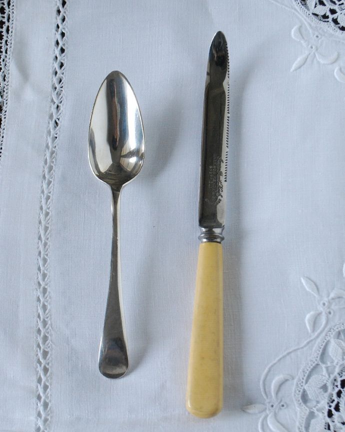 アンティーク シルバー製　アンティーク雑貨　イギリスのアンティークカトラリー、シルバープレートのスプーン＆フルーツナイフセット 。上から見るとこんな形ですアンティークなので多少のキズやカケがある場合はありますが、使用上問題はありませんのでご了承下さい。(k-3450-z)