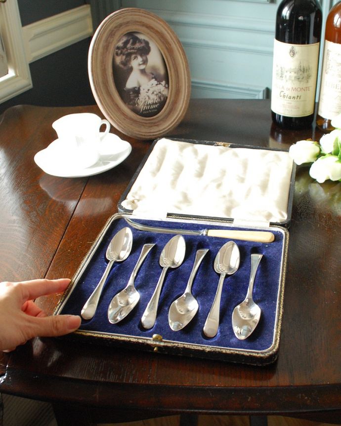 アンティーク シルバー製　アンティーク雑貨　イギリスのアンティークカトラリー、シルバープレートのスプーン＆フルーツナイフセット 。使って楽しんで下さいアンティークシルバーの上品な輝きを楽しんで下さい。(k-3450-z)